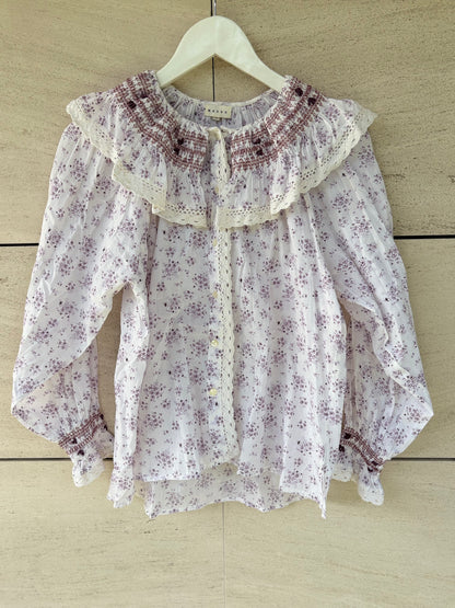 MAKSU. Blusa estampada cuello bordados
