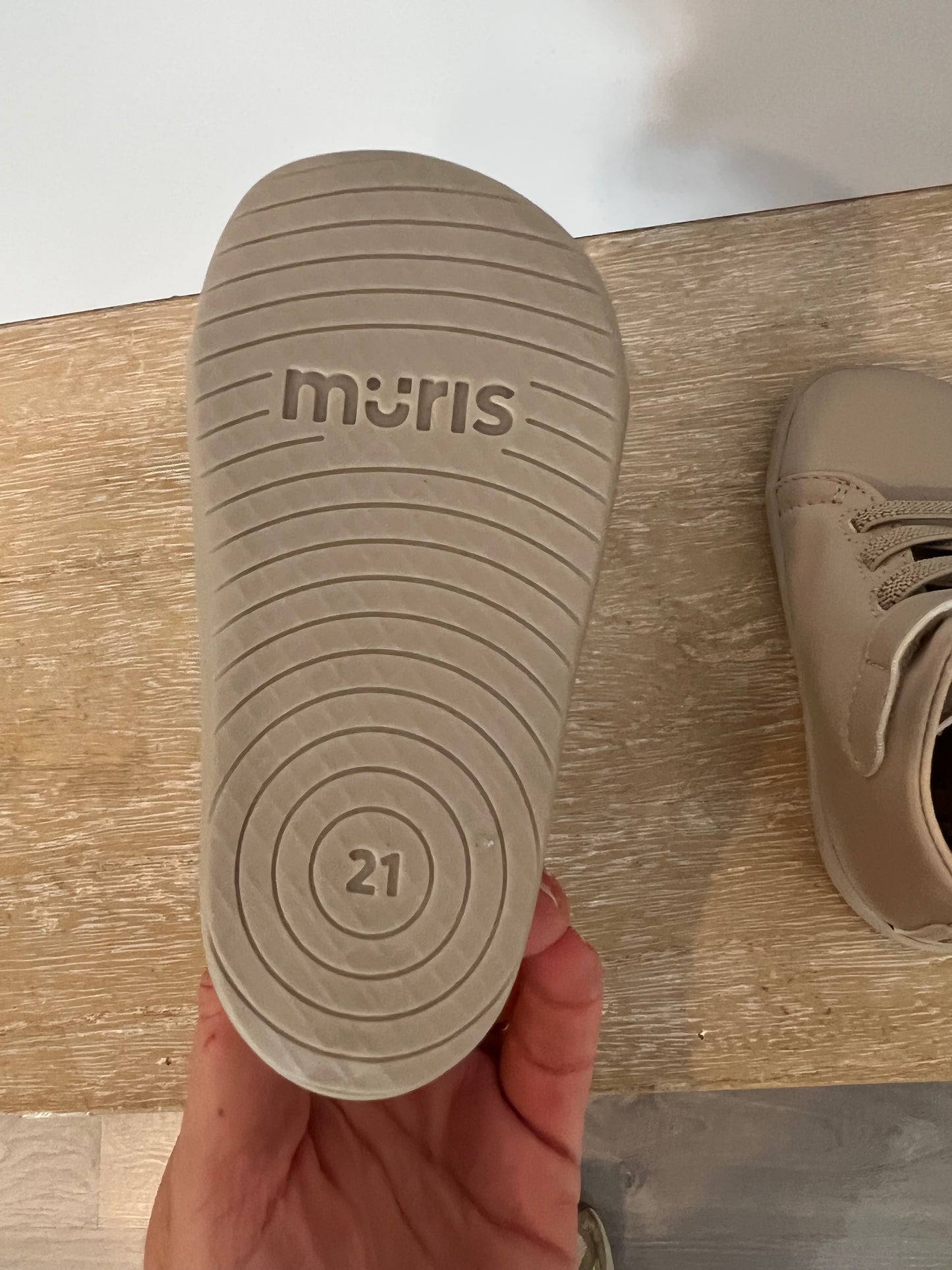 MURIS. Botitas beige goma y velcro T.21