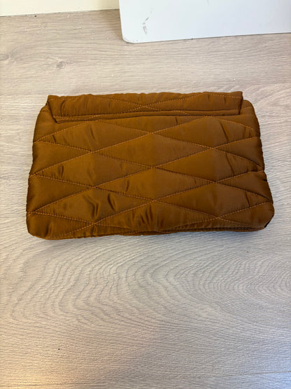 MANGO. Cartera de mano acolchada