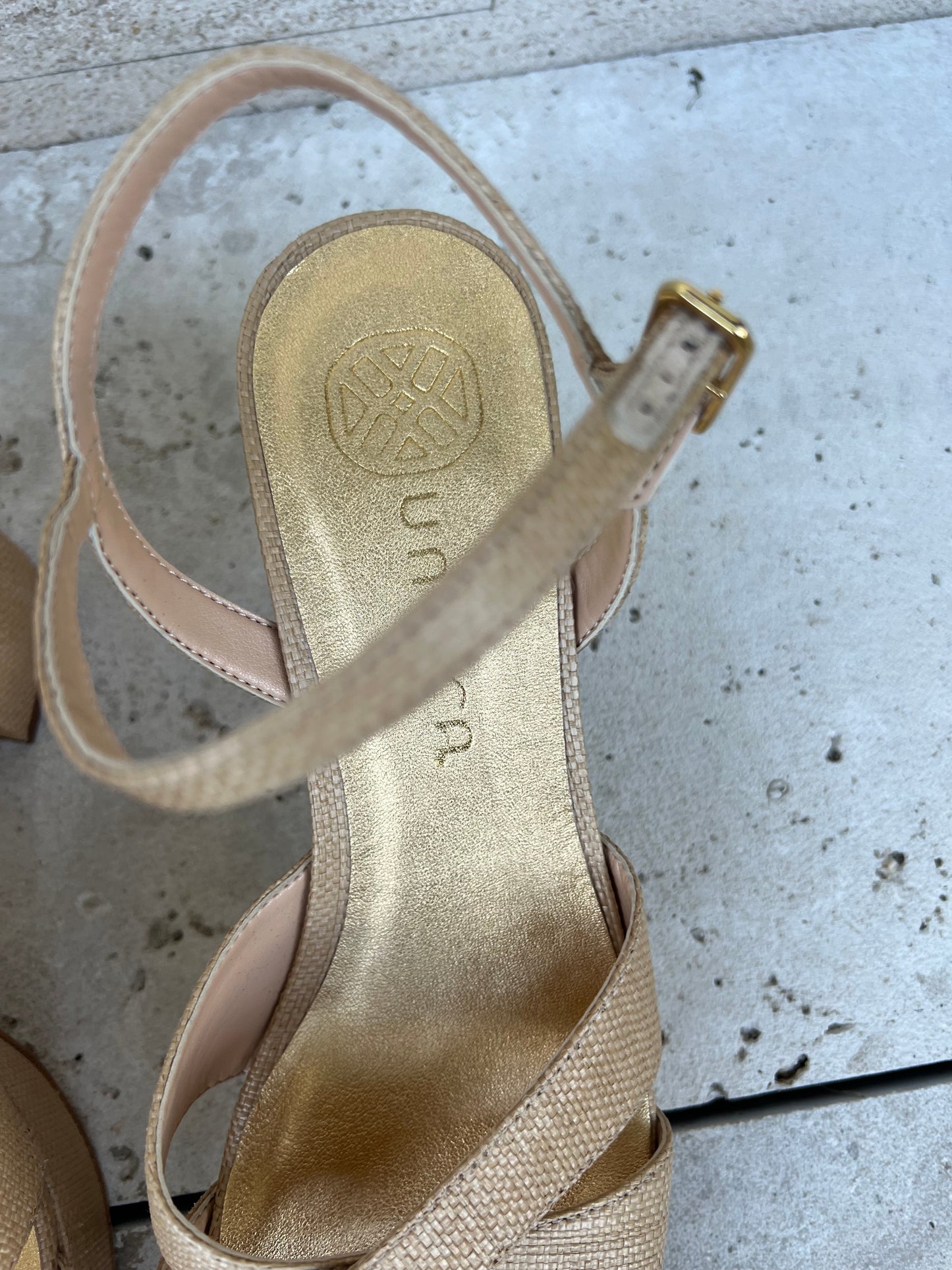 UNISA. Sandalia textura beige. T 40