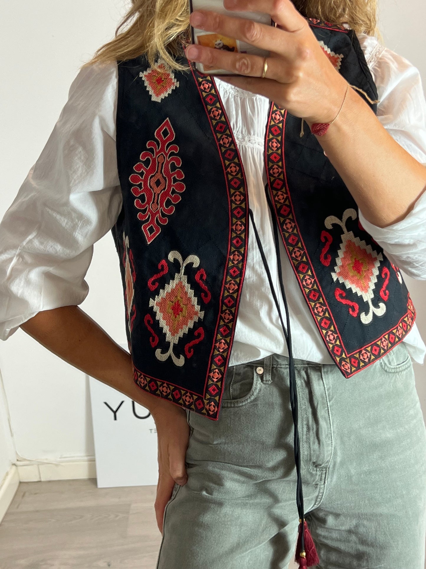 SUMITRA. Black embroidered vest Tl/XL