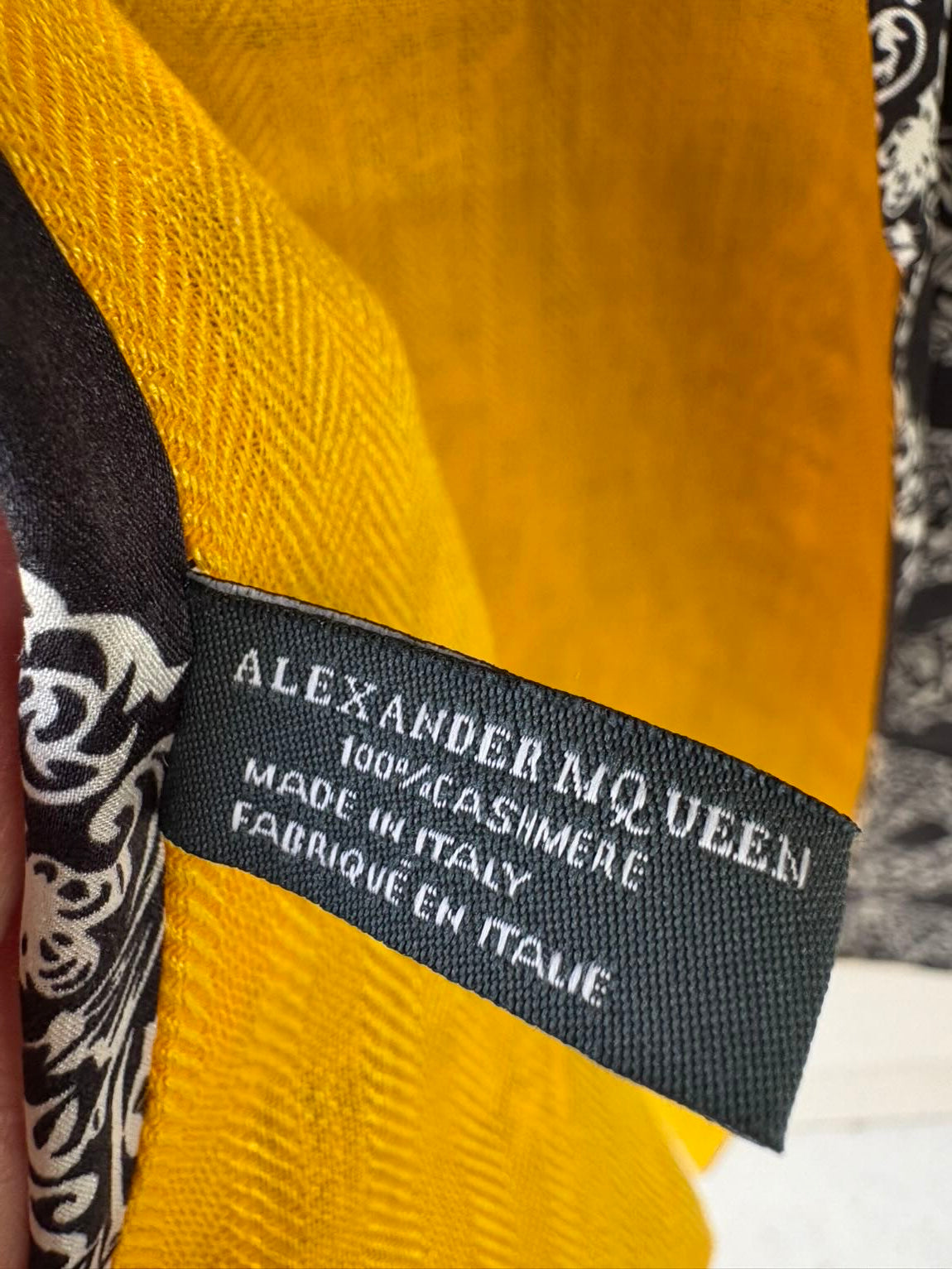 ALEXANDER McQUEEN. Pañuelo con cashmere calaveras