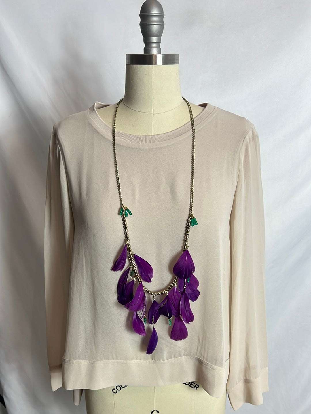 OTRAS. Collar plumas moaradas