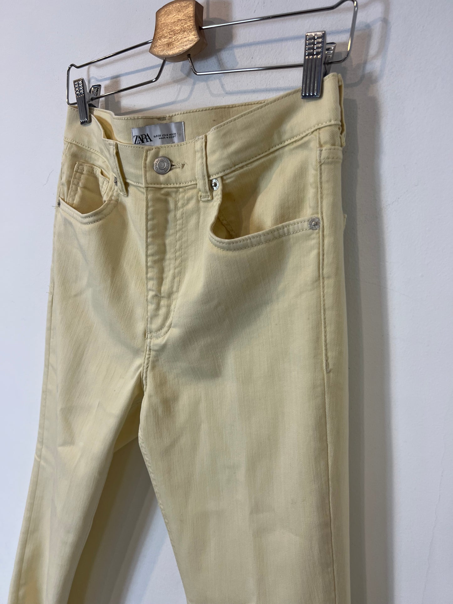 ZARA. Vanilla cropped denim. Size 38