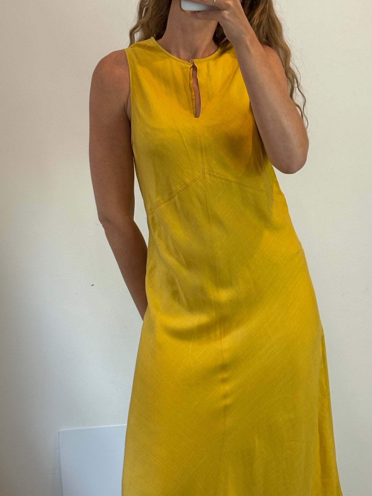 SFERA. Vestido largo mostaza fluido