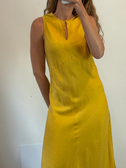 SFERA. Vestido largo mostaza fluido