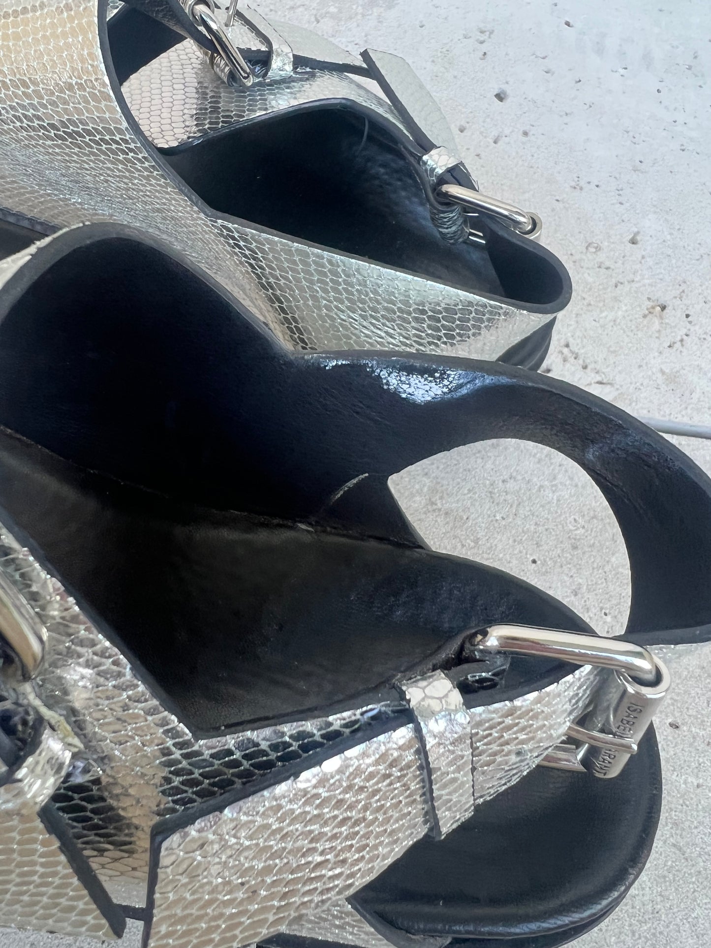 ISABEL MARANT. Sandalia hebillas plateada. T 39