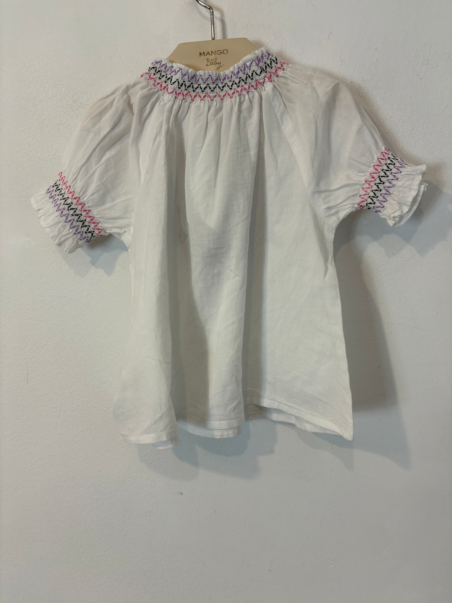 NÍCOLI.  Blusa blanca bordados