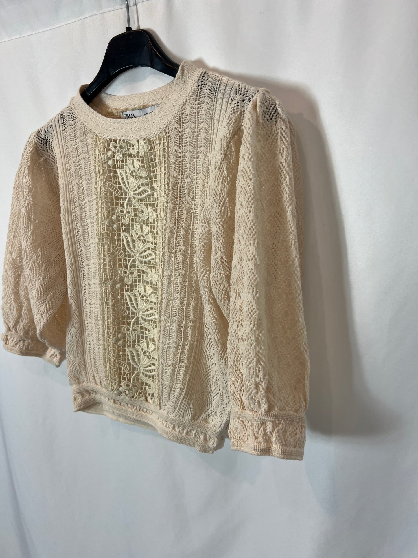 ZARA. Top beige troquelado. T S