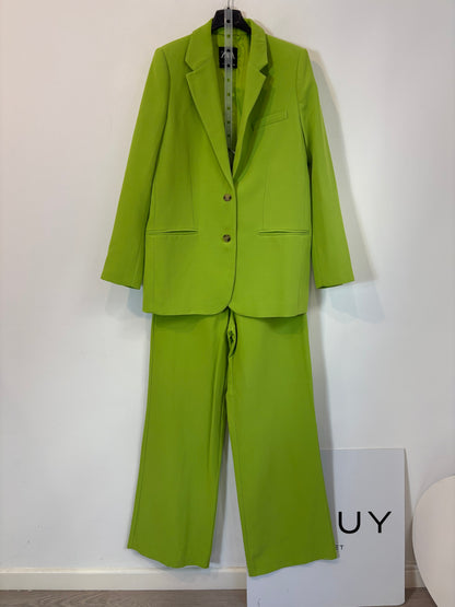 ZARA. Total look blazer y pantalón verde. T XS/S