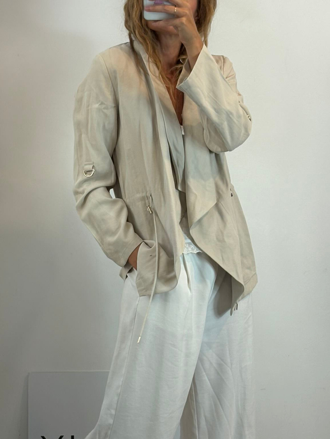 ZARA. Chaqueta beige fluida