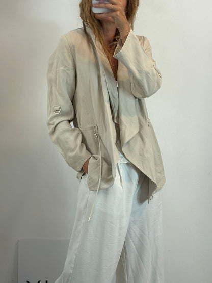 ZARA. Chaqueta beige fluida