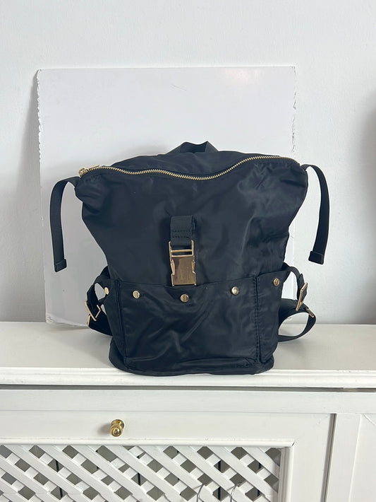 ZARA. Mochila negra tachuelas