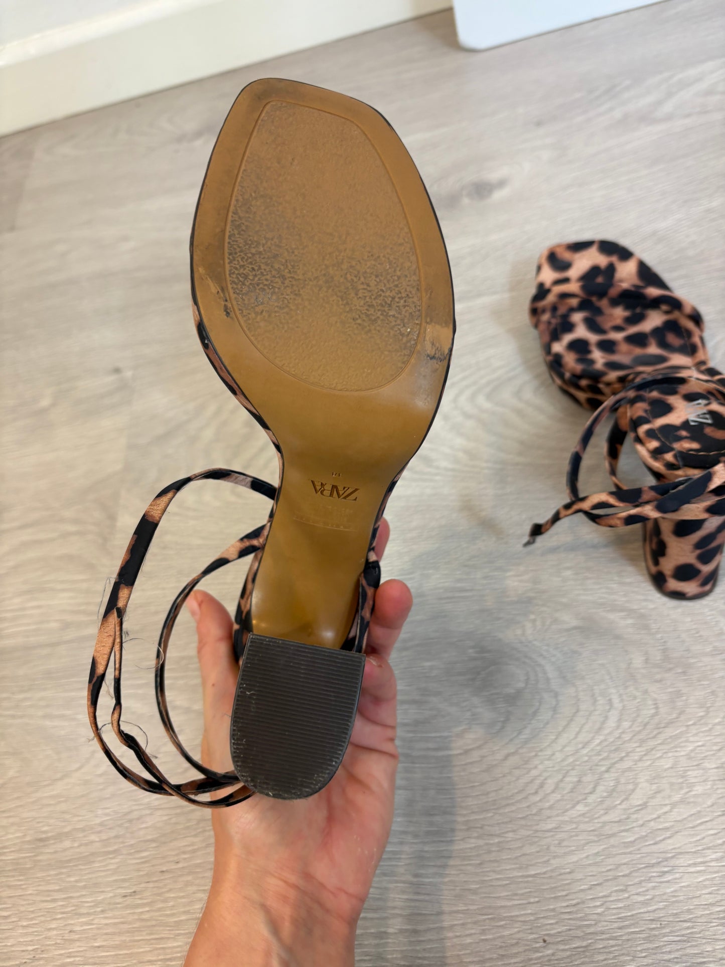 ZARA. Sandalia animal print. T 38