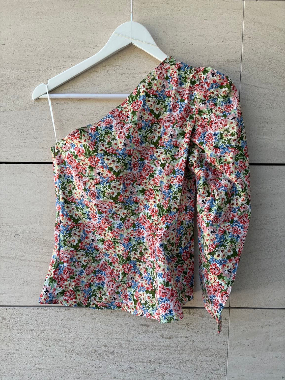 ZARA. Blusa estampado floral asimétrica