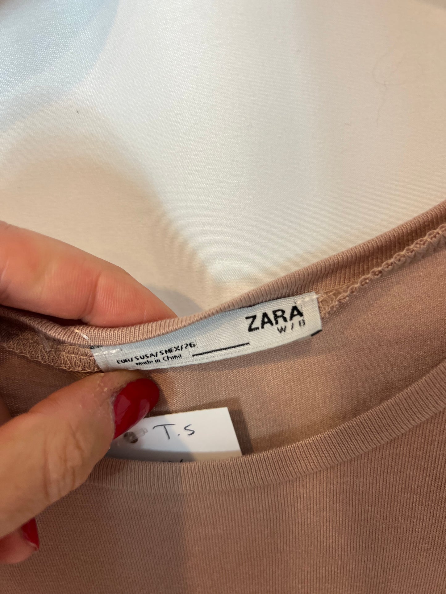 ZARA. Camiseta rosa flecos T.s