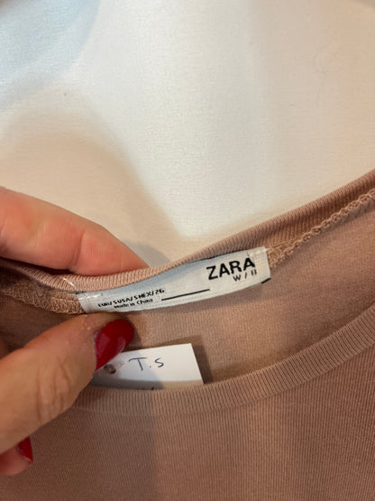 ZARA. Camiseta rosa flecos T.s