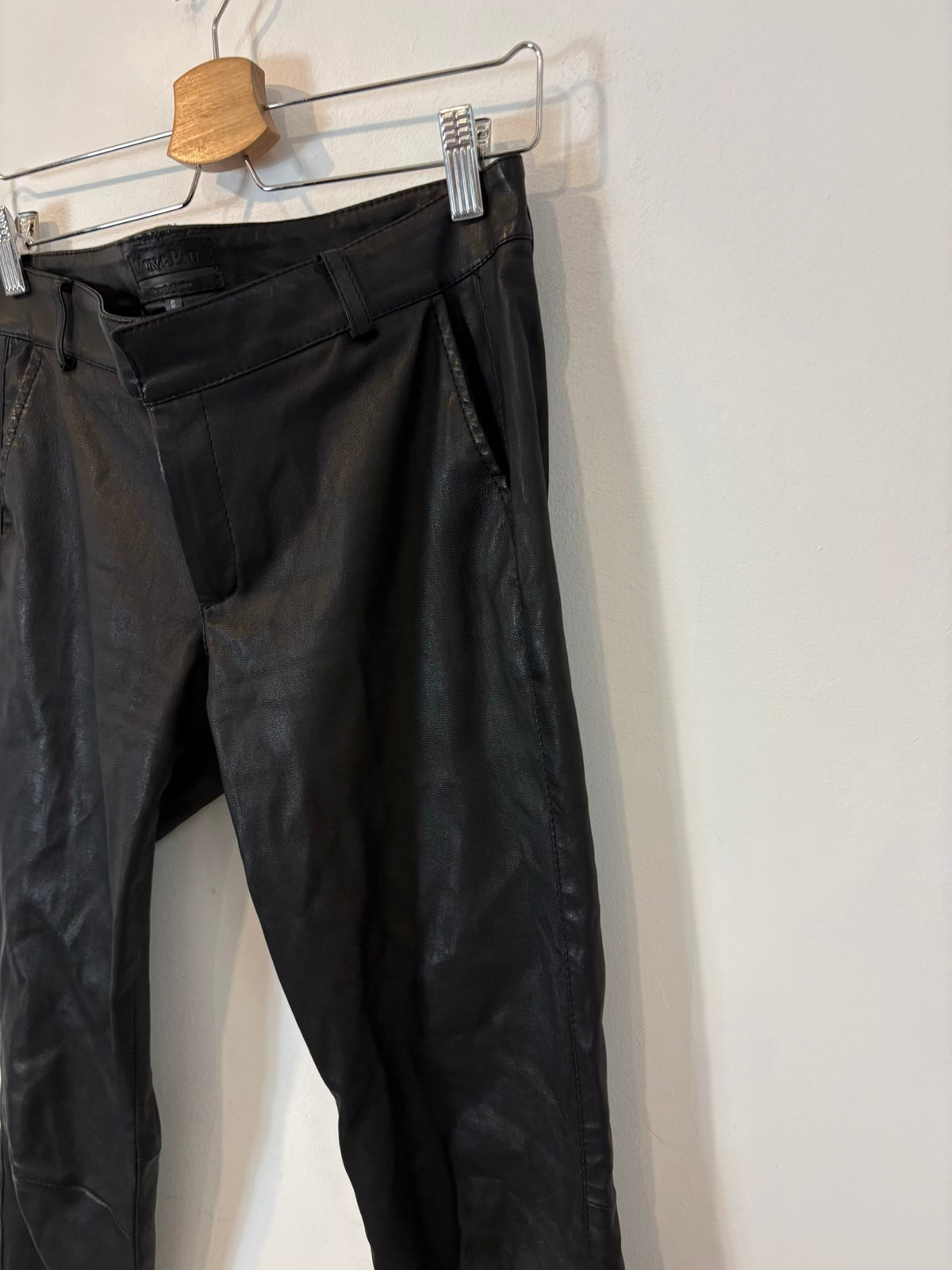 MON&PAU. Pantalón piel negro
