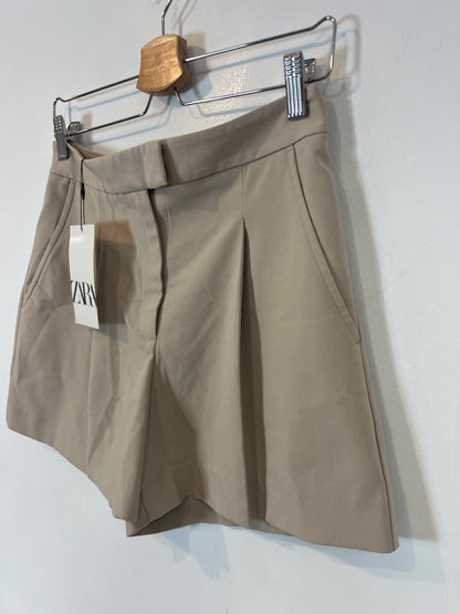 ZARA. Pantalón corto beige. T XS