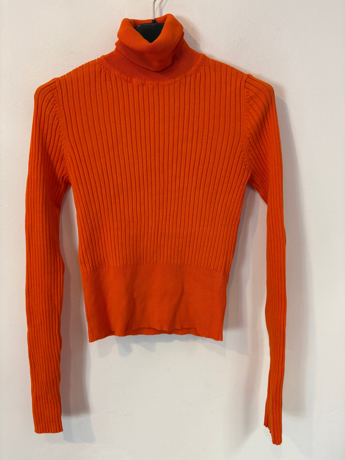 ZARA. Top canalé naranja cuello vuelto