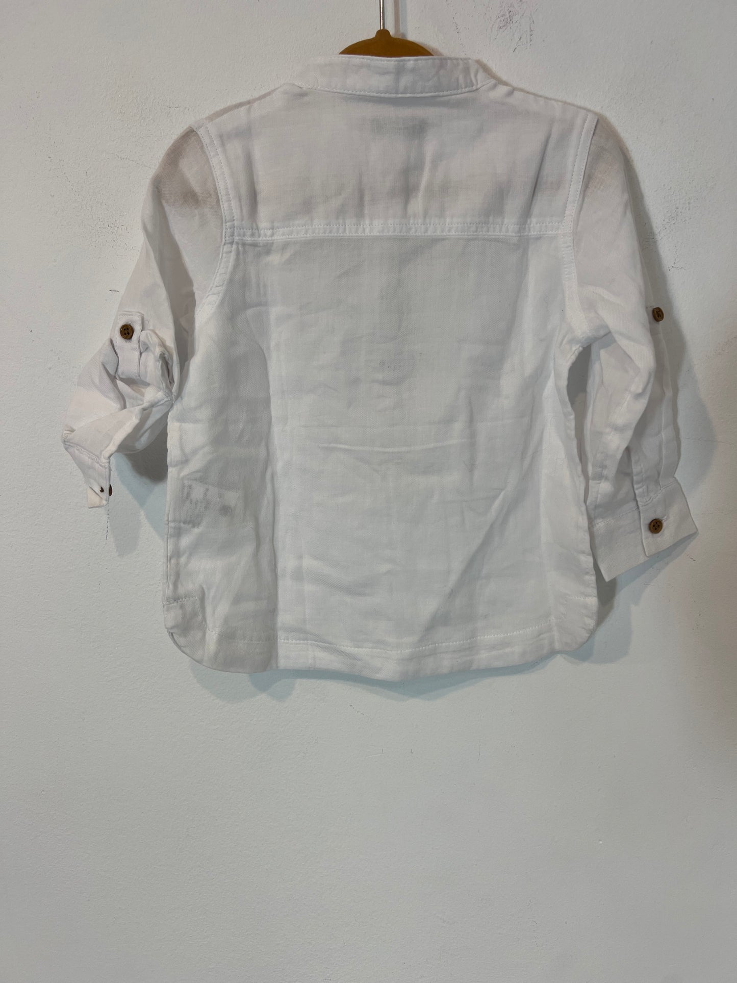 KIABI. Camisa blanca algodón cuello mao. T 9 meses