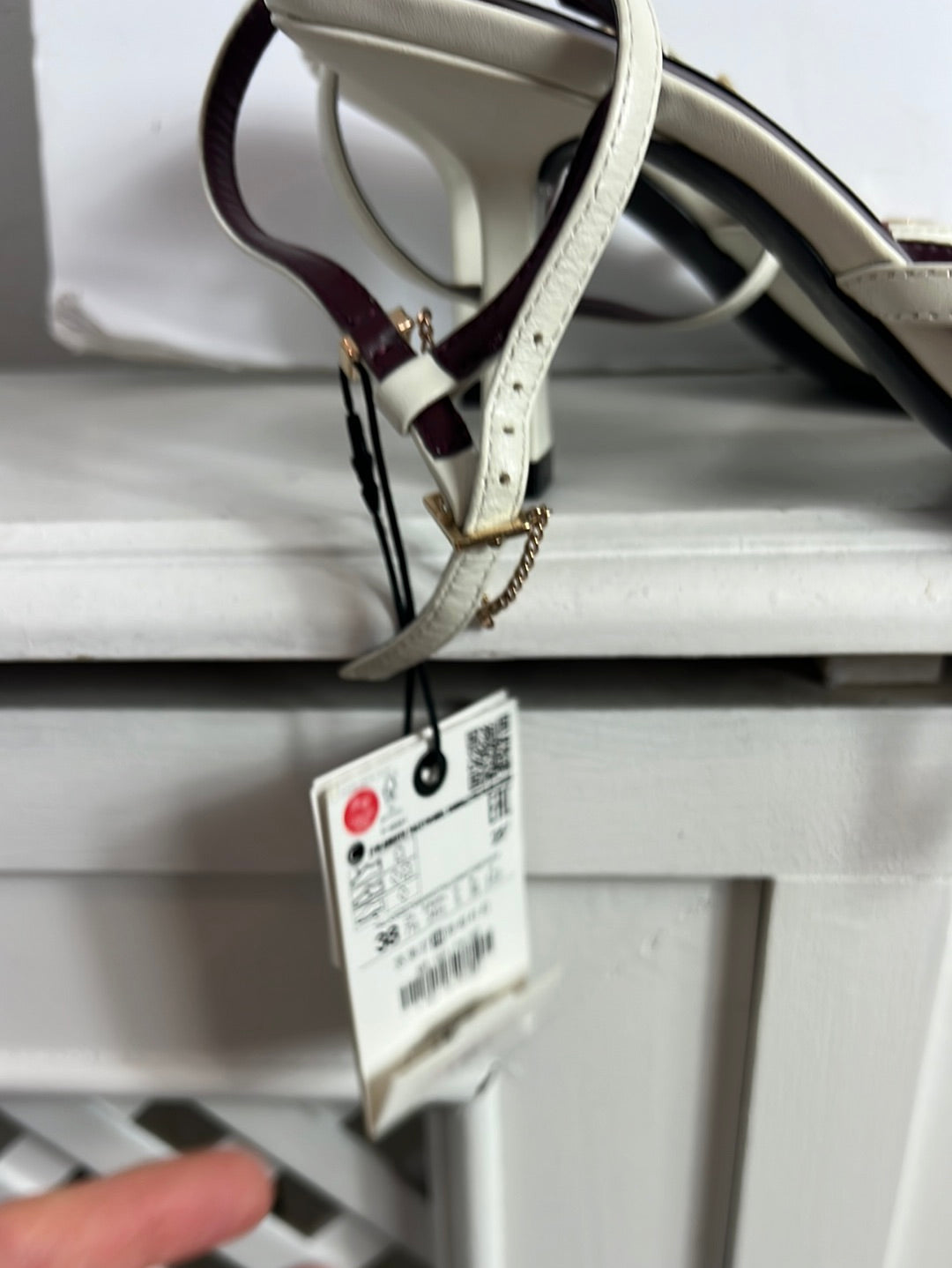 ZARA. Sandalias blancas y burdeos tiras hebillas. T 38