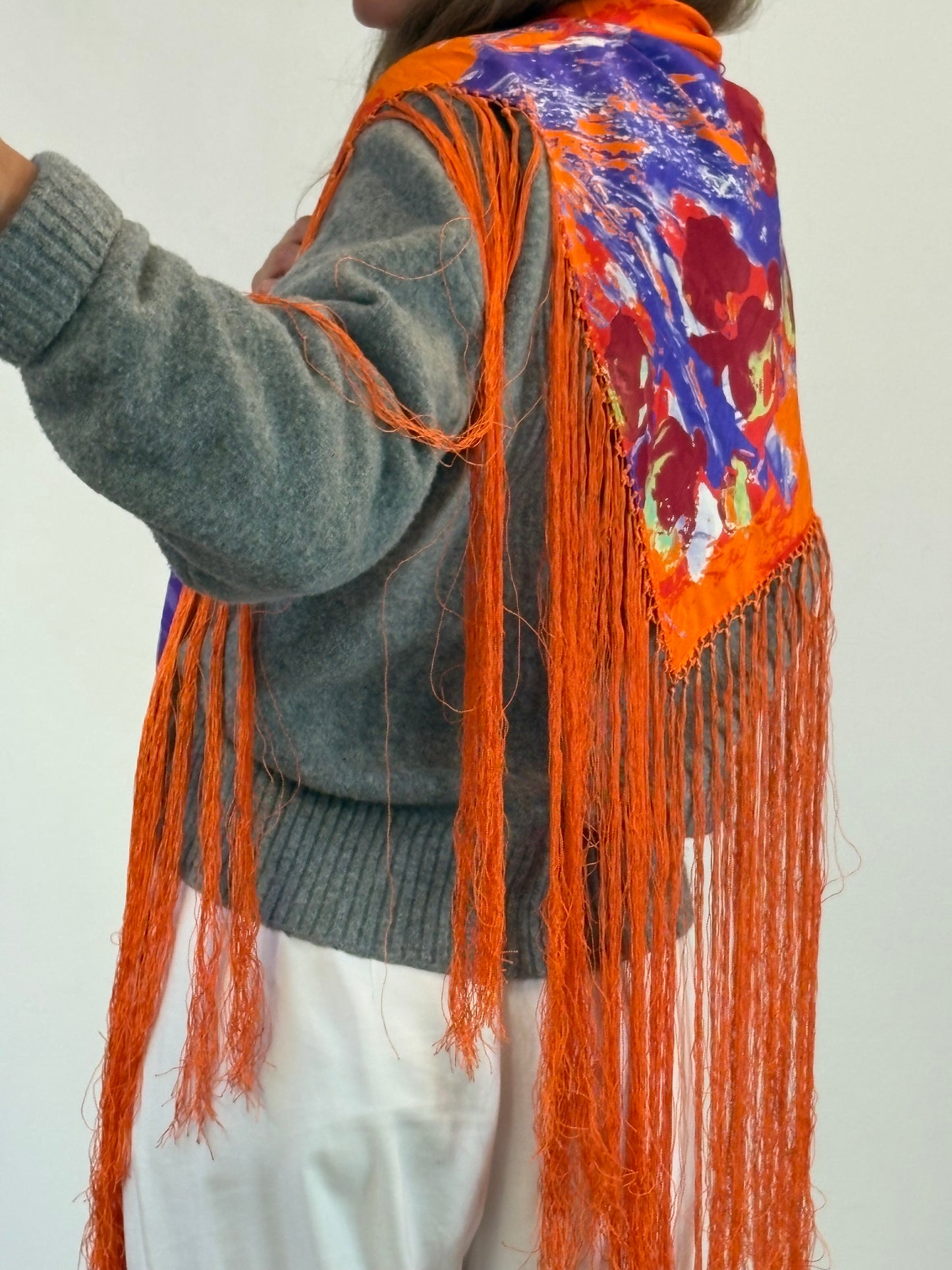 VICTORIO & LUCCHINO. Pañuelo seda flecos