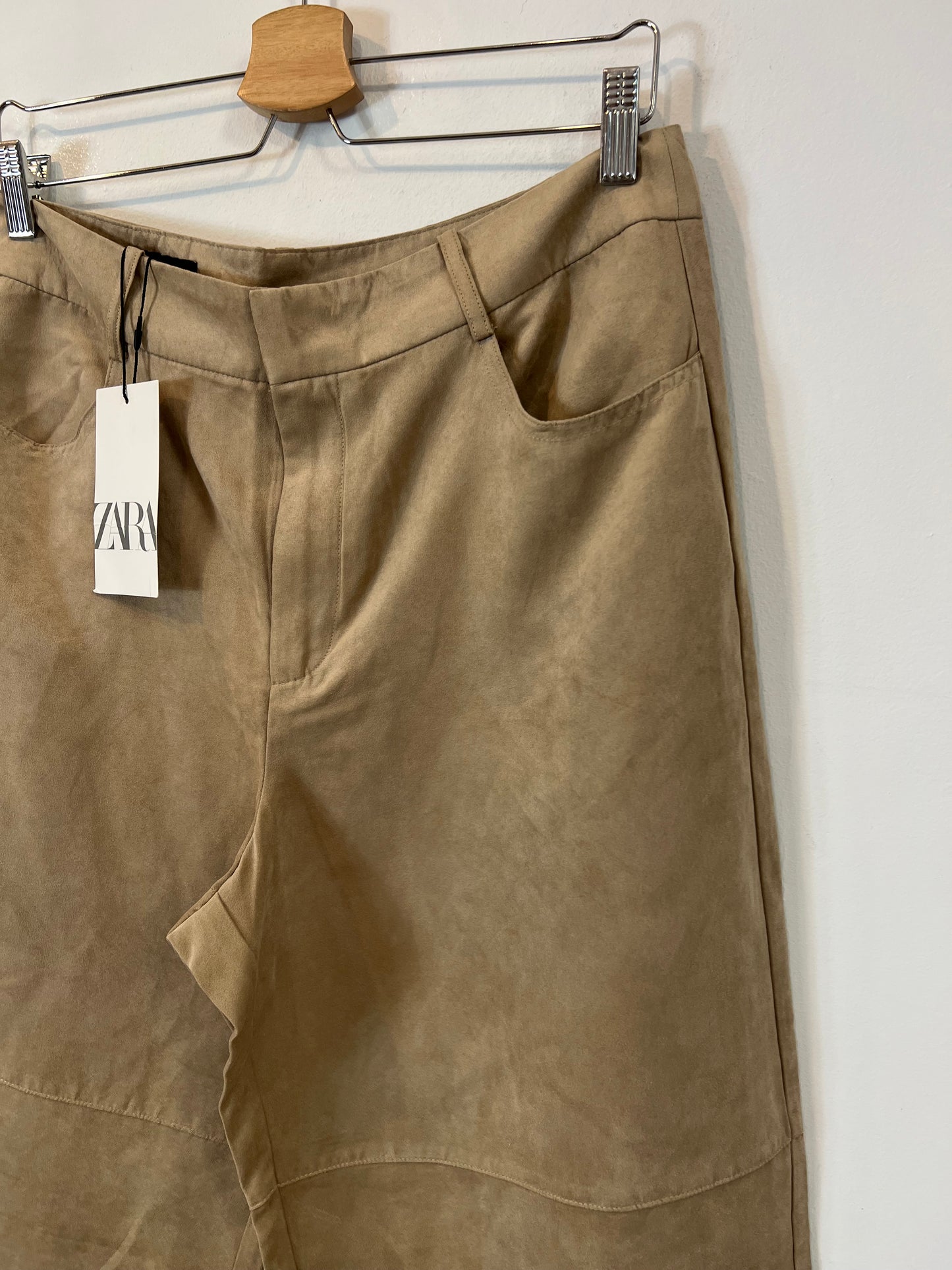 ZARA. Pantalón beige antelina T.l