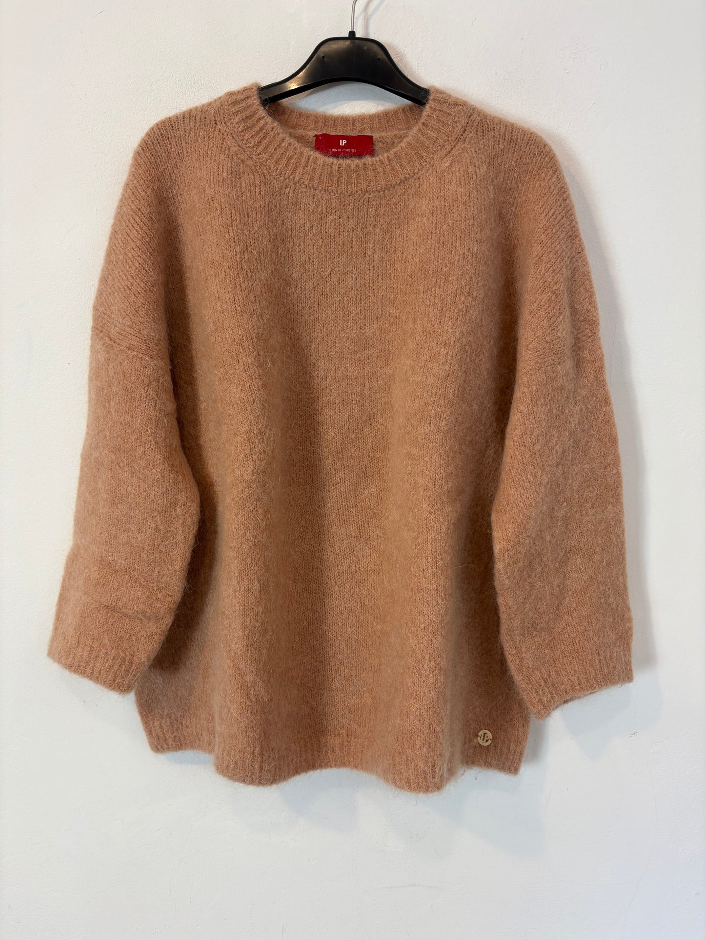 LION OF PORCHES. Jersey beige mohair