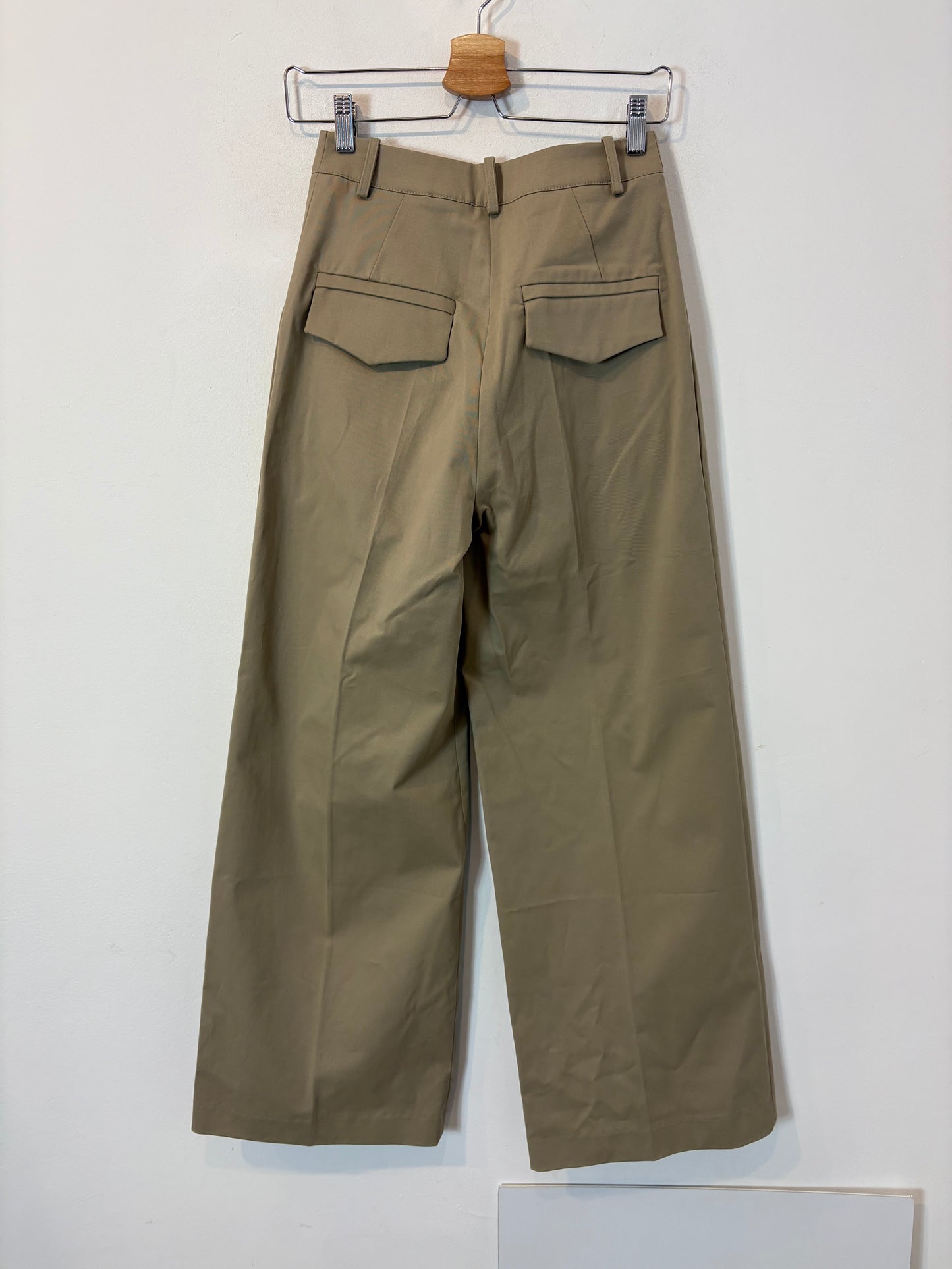 NURRK. Pantalón beige pinzas pata ancha