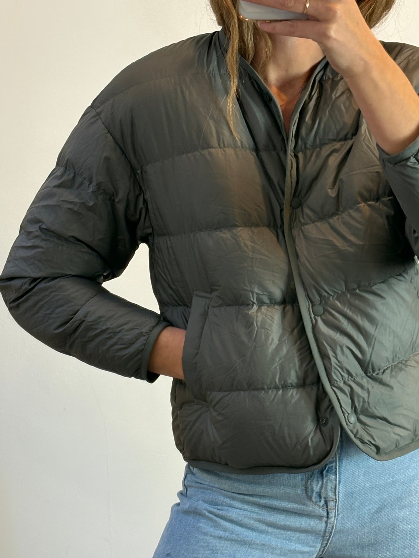 UNIQLO. Chaqueta plumas ultraligera verde