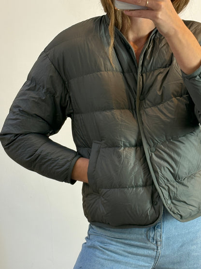 UNIQLO. Chaqueta plumas ultraligera verde