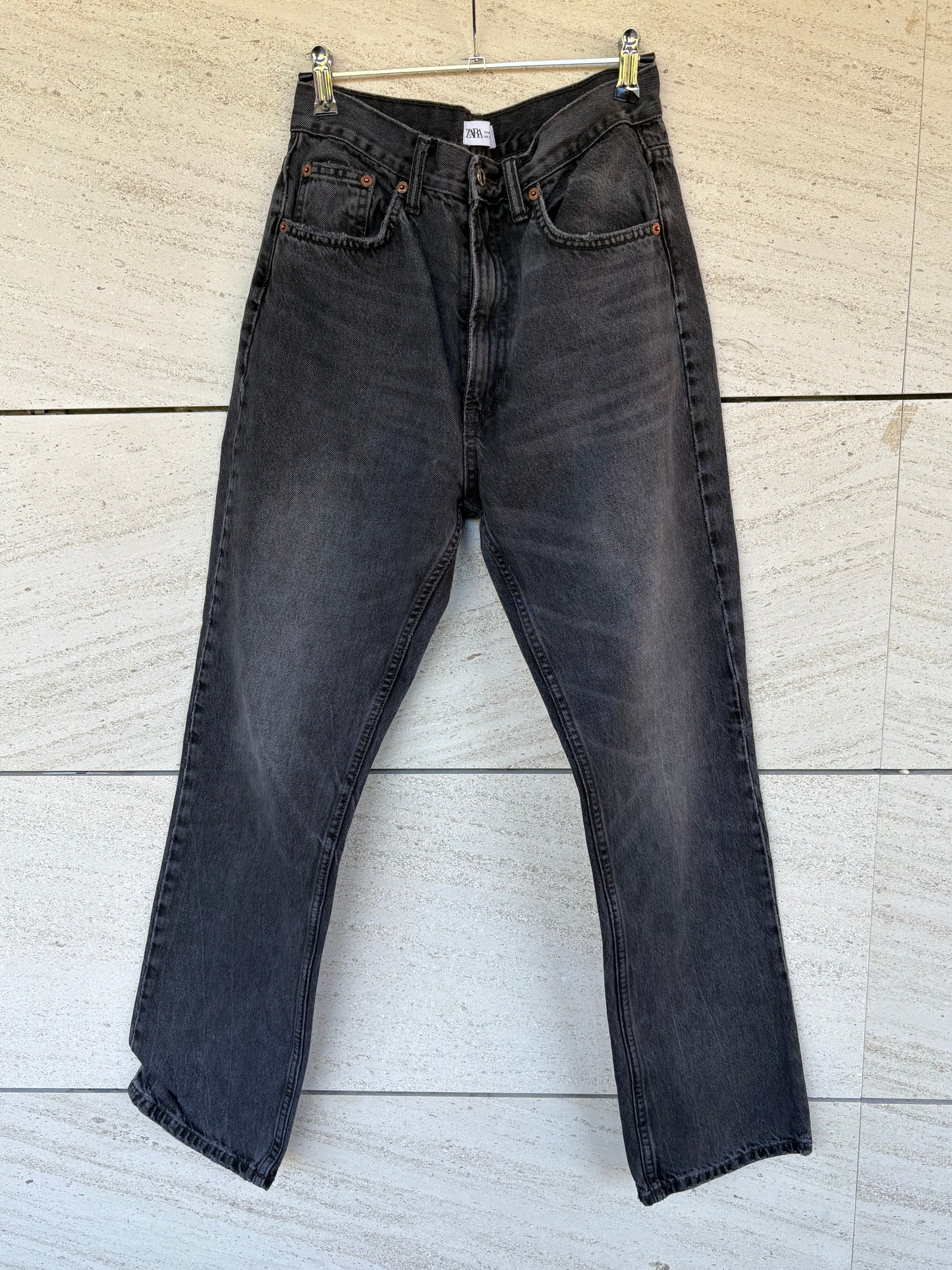 ZARA. Denim recto gris oscuro. T 38