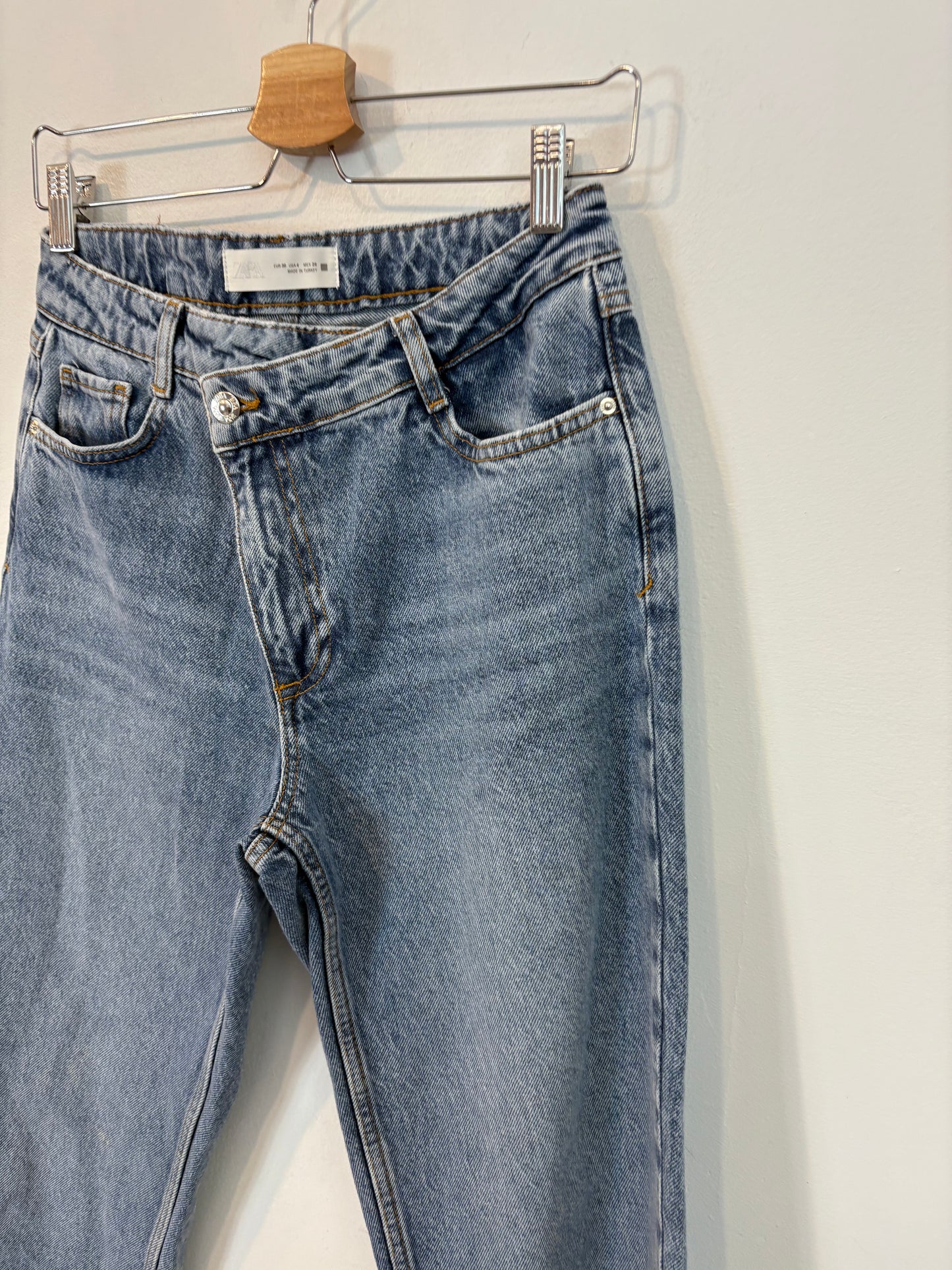 ZARA. Denim recto detalle cremallera. T 36