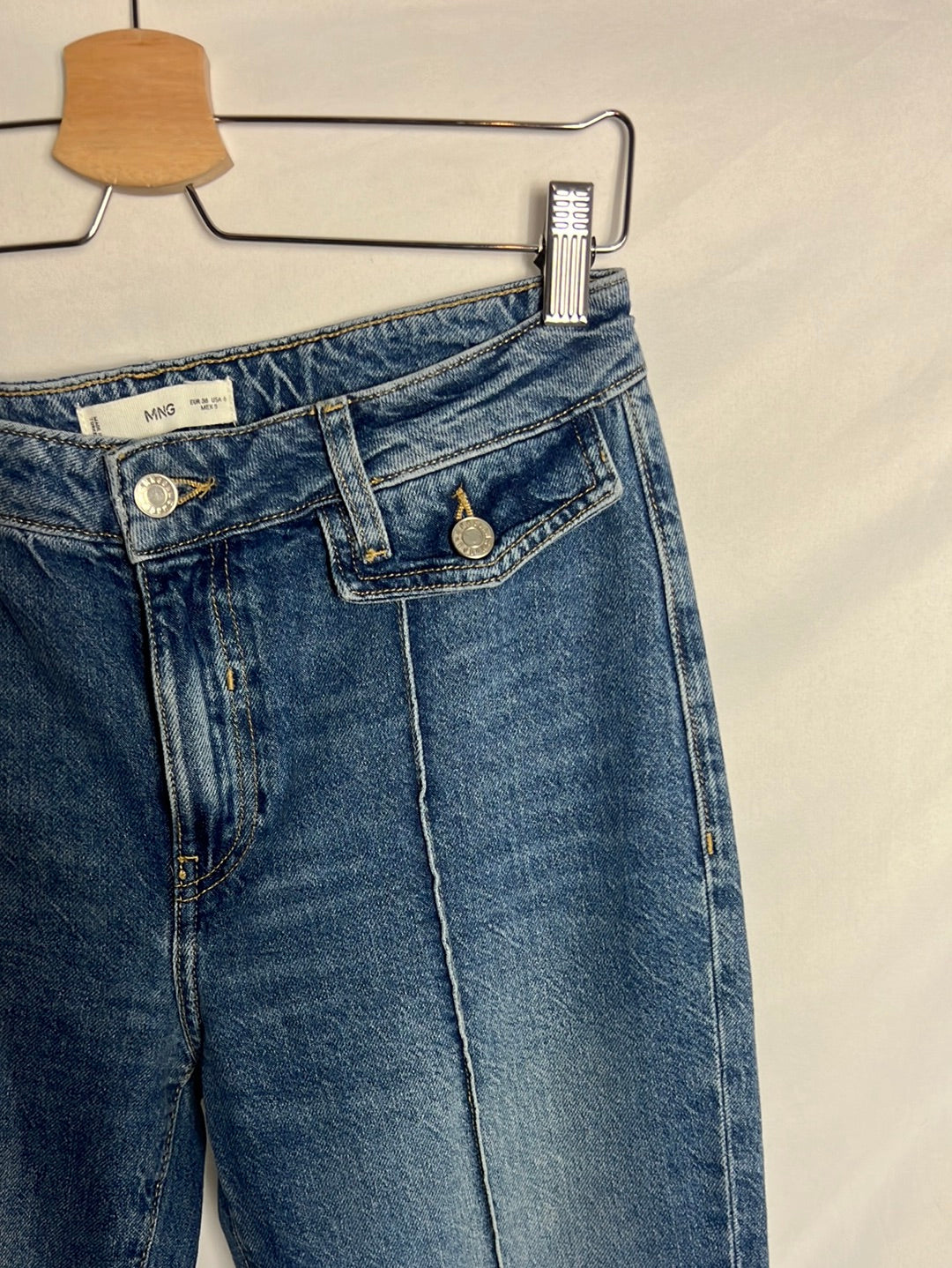 MANGO. Bell-bottom trousers with seam detail. Size 38