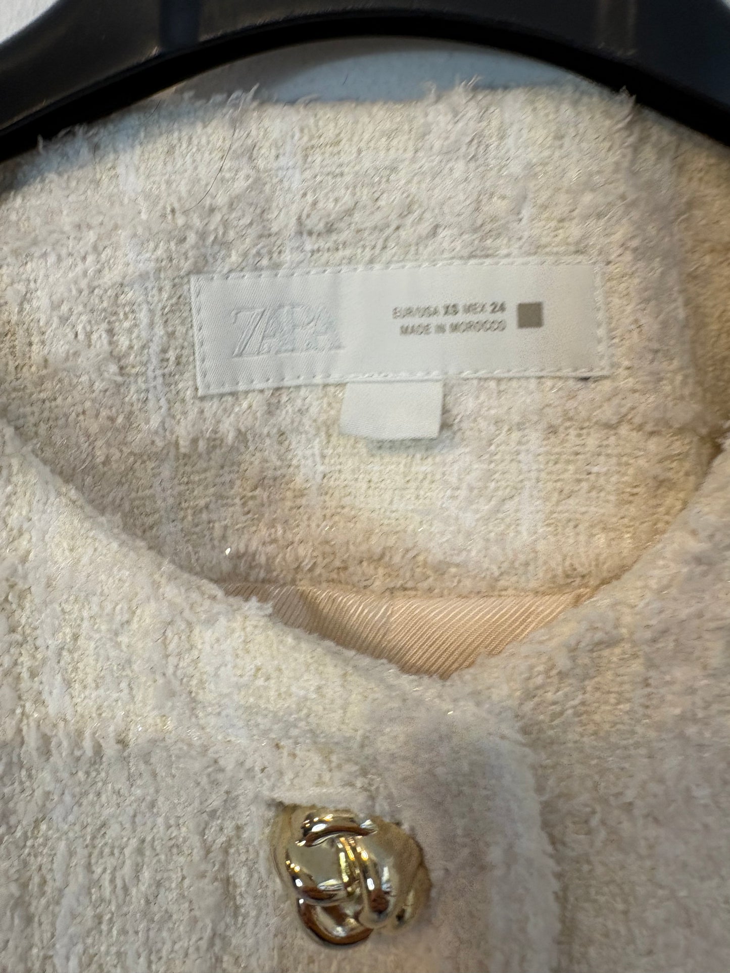 ZARA. Chaqueta tweed blanca