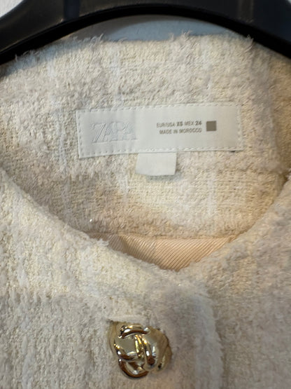 ZARA. Chaqueta tweed blanca