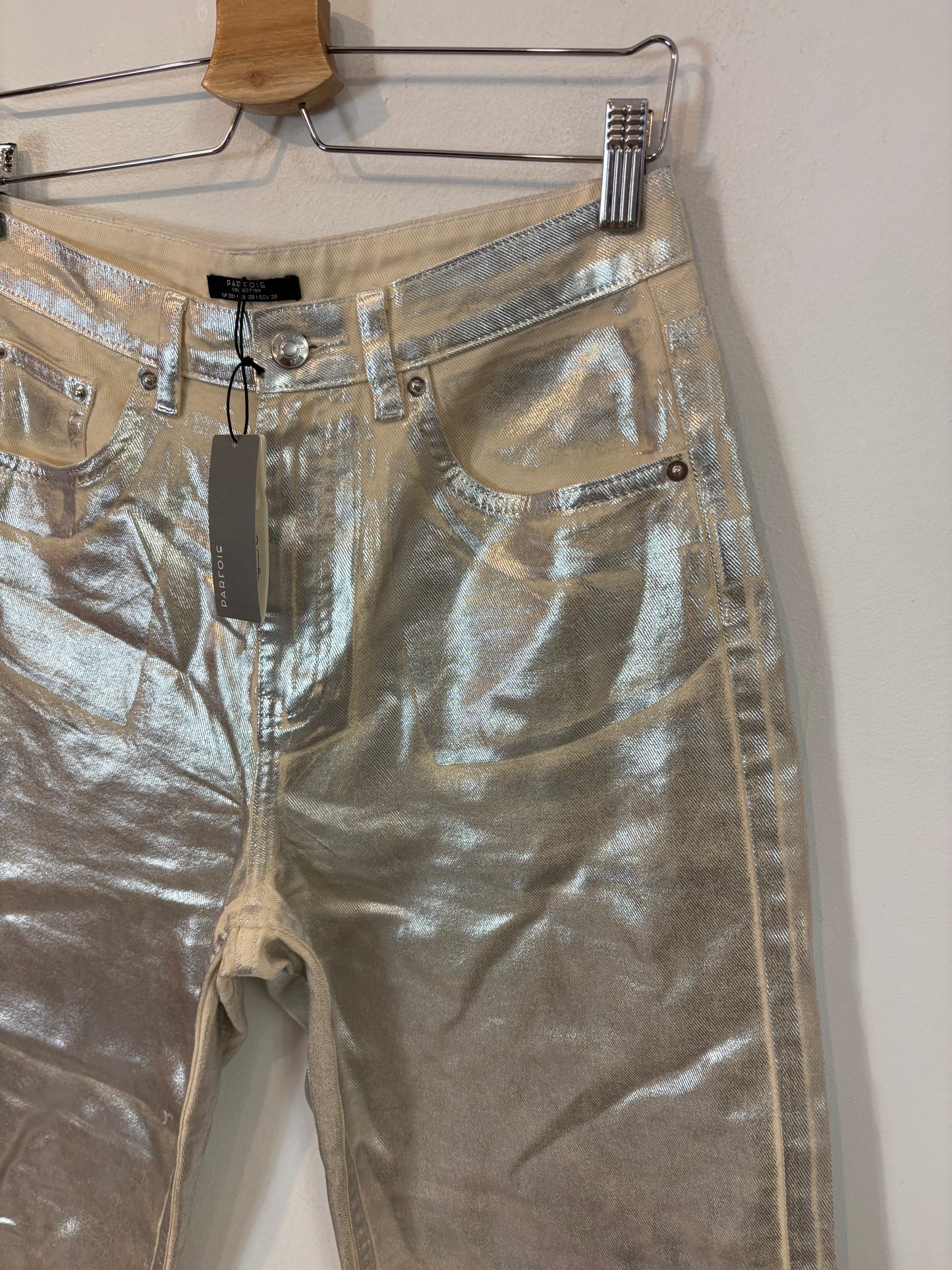 PARFOIS. Pantalón recto encerado