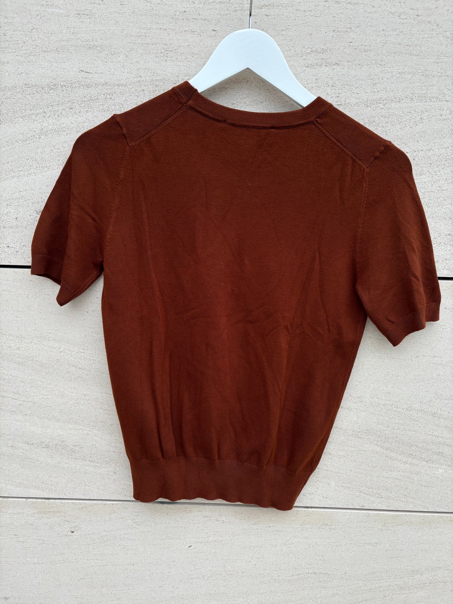 ZARA. Top punto granate