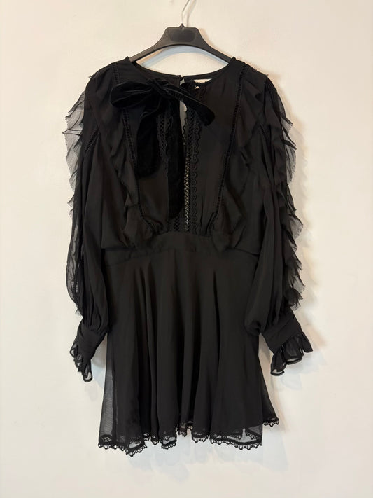 UTERQÜE. Vestido corto negro detalles