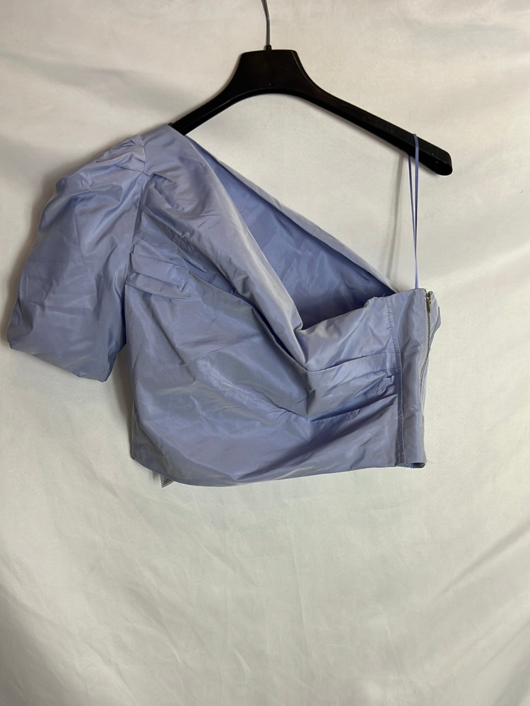 MAJE. Top asimetrico  azul claro. T 3(M)