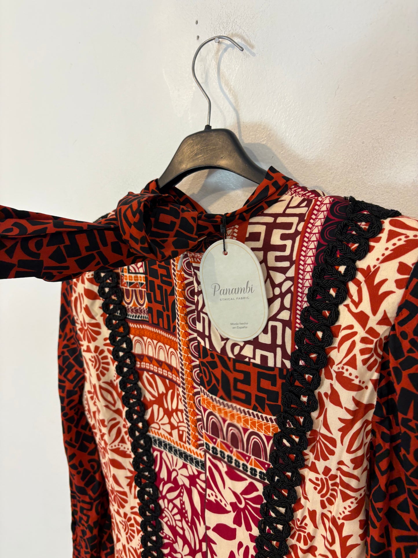 PANAMBI. Vestido largo fluido hombreras
