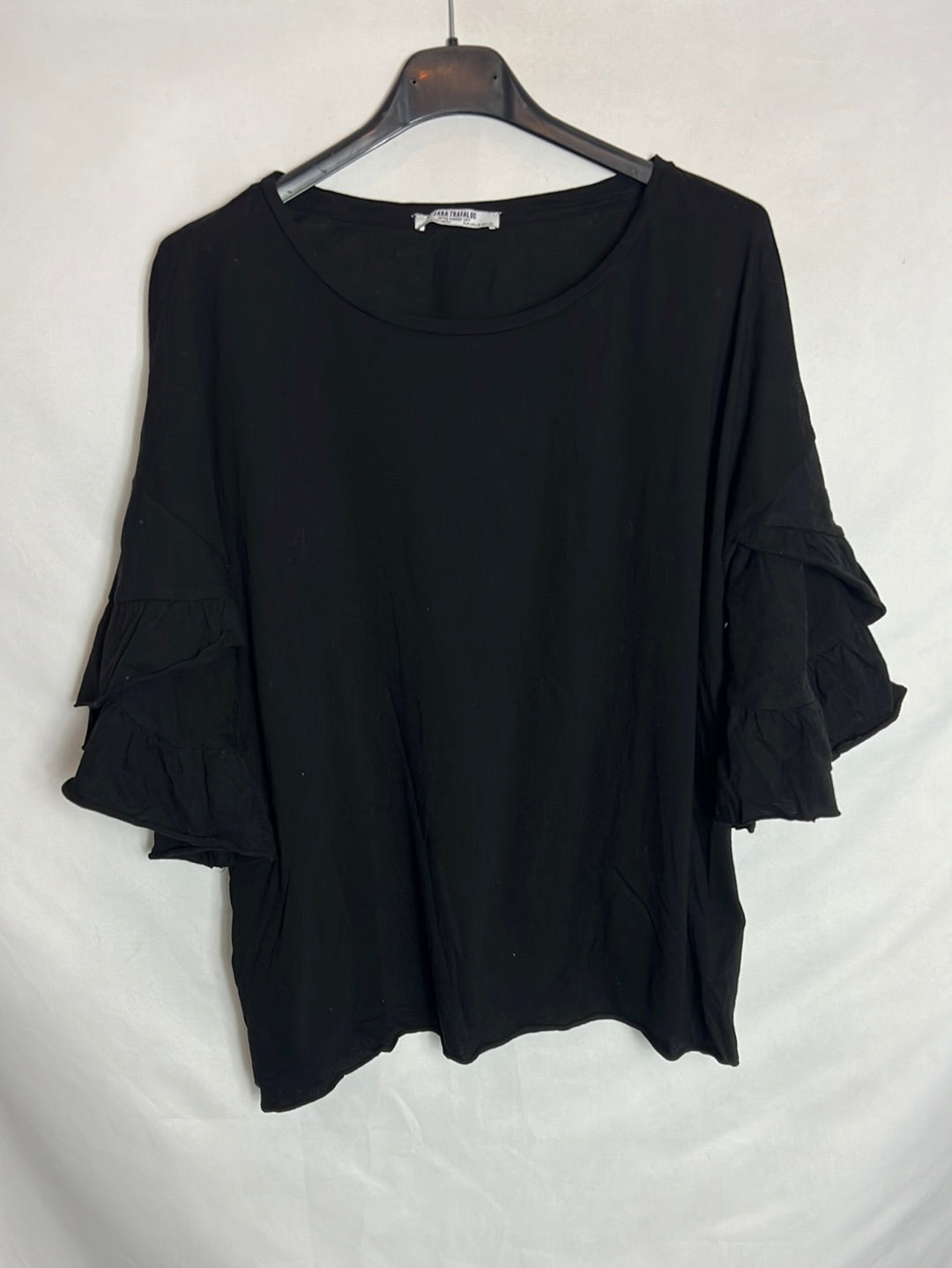 ZARA. Camiseta negra volante T.s