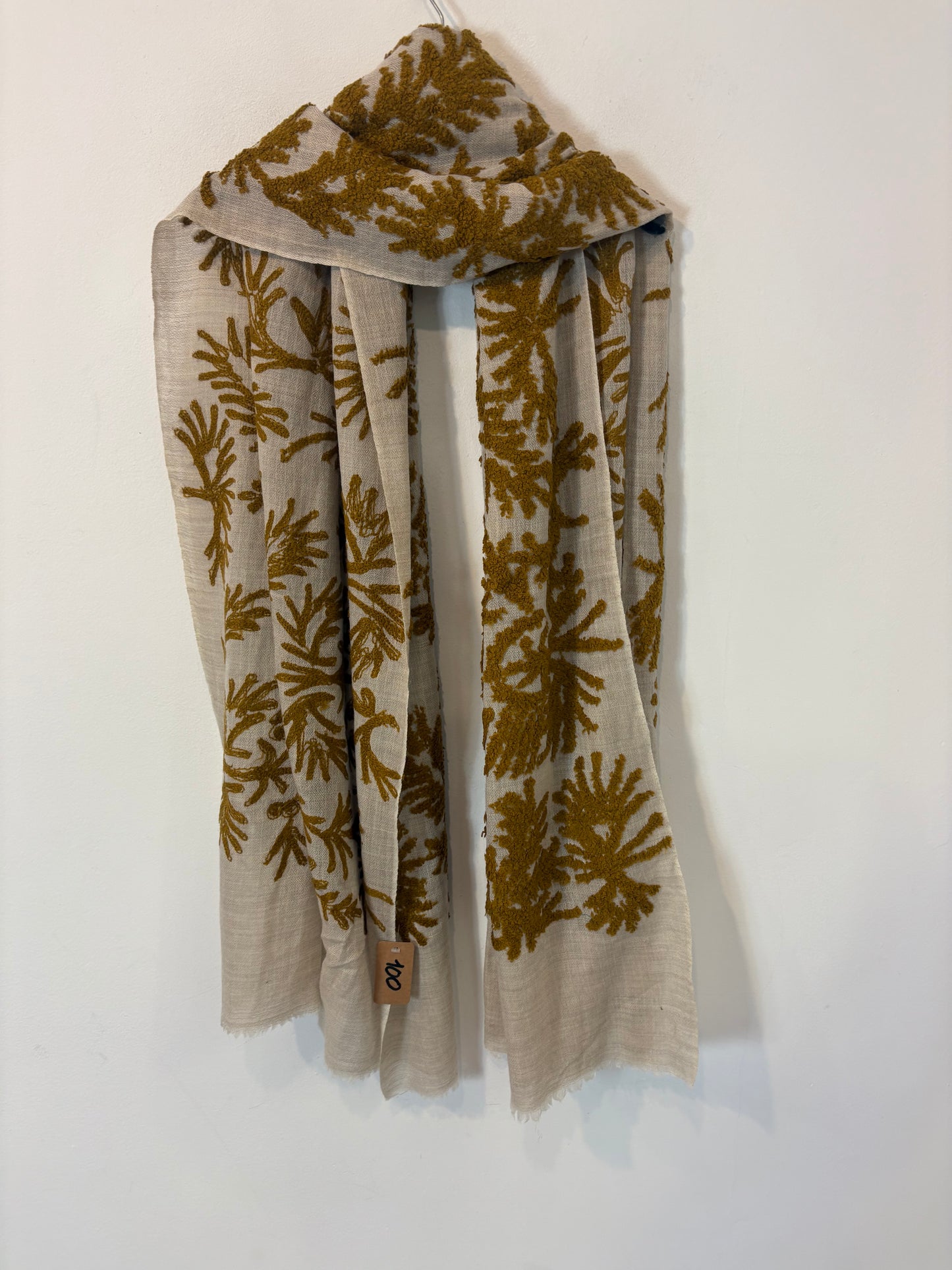 OTRAS. Bufanda lana detalles en camel