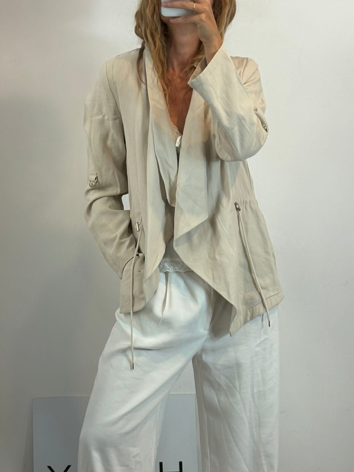 ZARA. Chaqueta beige fluida