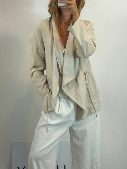 ZARA. Chaqueta beige fluida