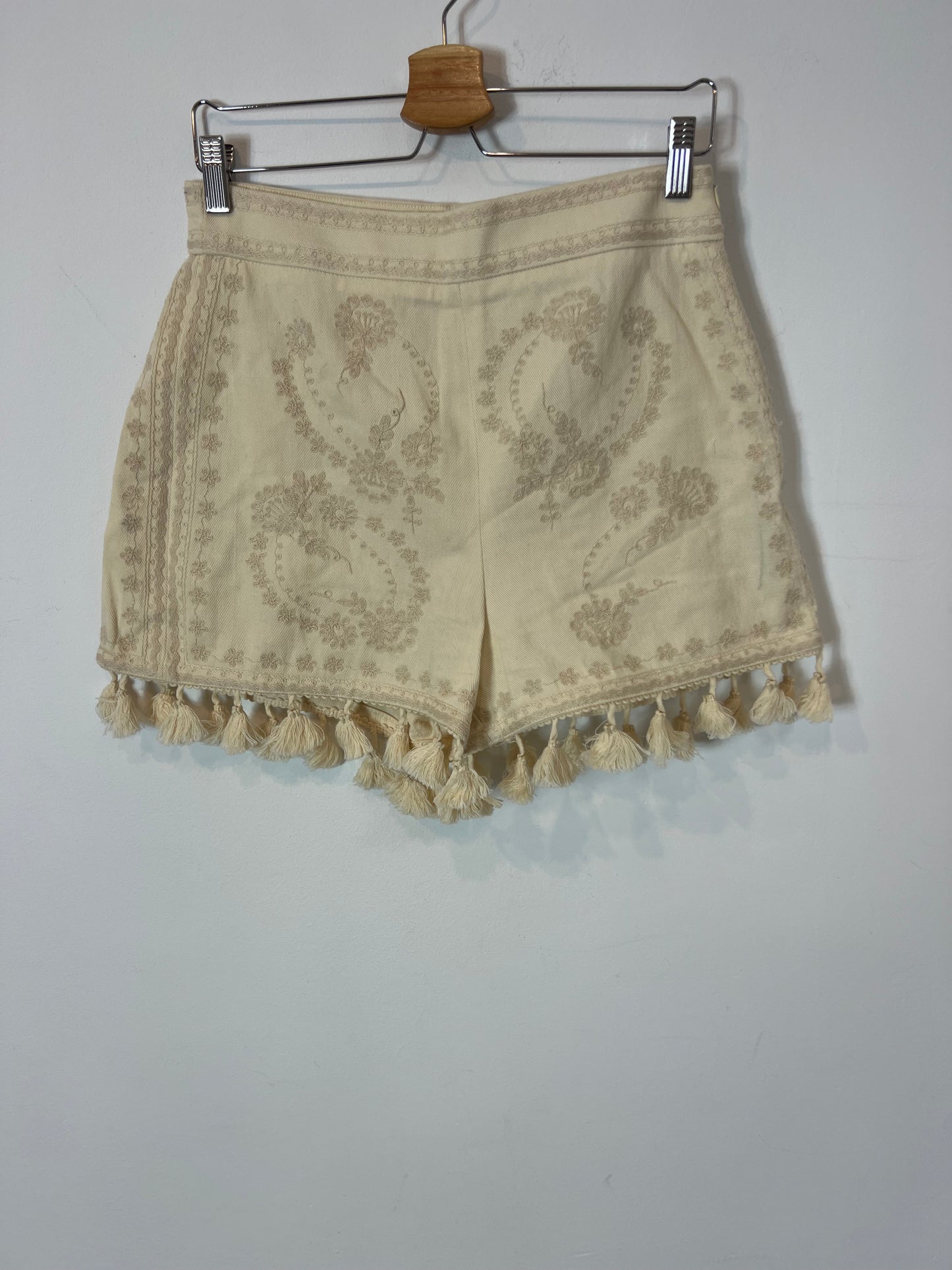 ZARA. Embroidered beige Bermuda shorts. TM