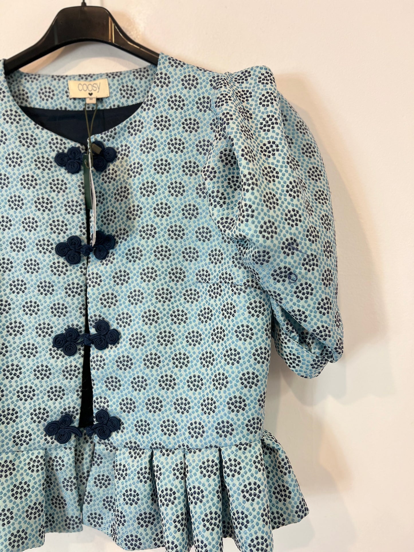 COOSY. Chaqueta azul bordada T.m