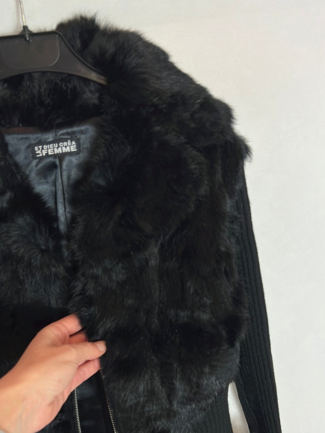 ET DIEU CRÉA LA FEMME. Chaqueta negra pelo natural. T 40