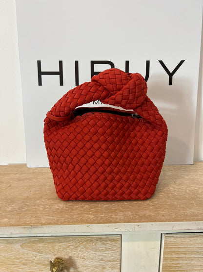 VANYLU. Bolso clutch trenzado rojizo